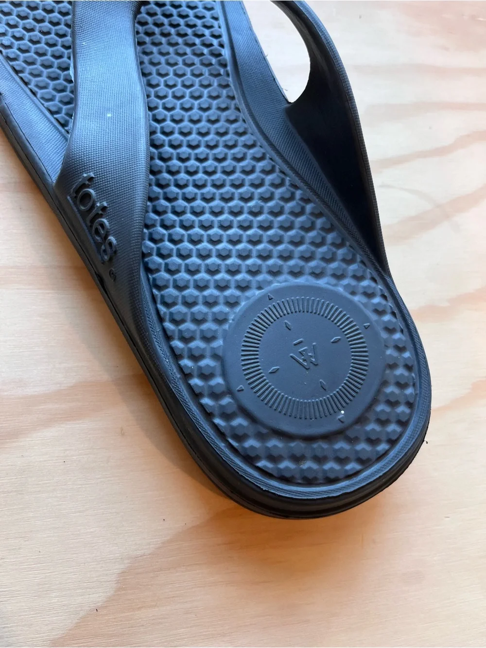 Men’s sandals flip flops totes Black Textured Foam comfort water beach sz 12